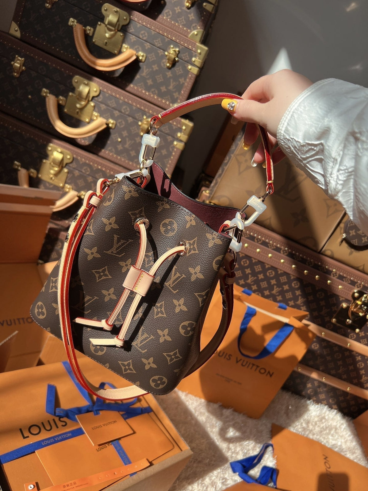 LV NeoNo¨¦ Monogram Canvas Bucket Bag with Leather Trim and Shoulder Strap (20 x 21 x 13) cm