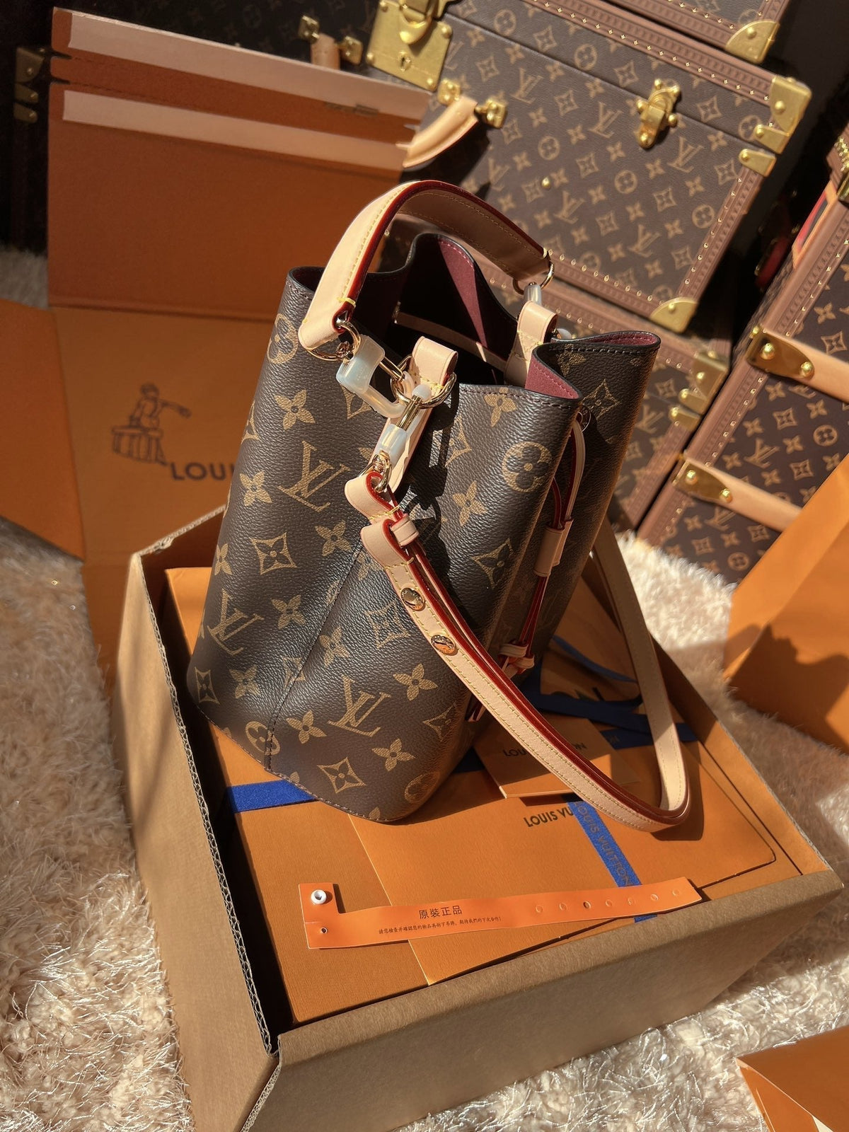 LV NeoNo¨¦ Monogram Canvas Bucket Bag with Leather Trim and Shoulder Strap (20 x 21 x 13) cm