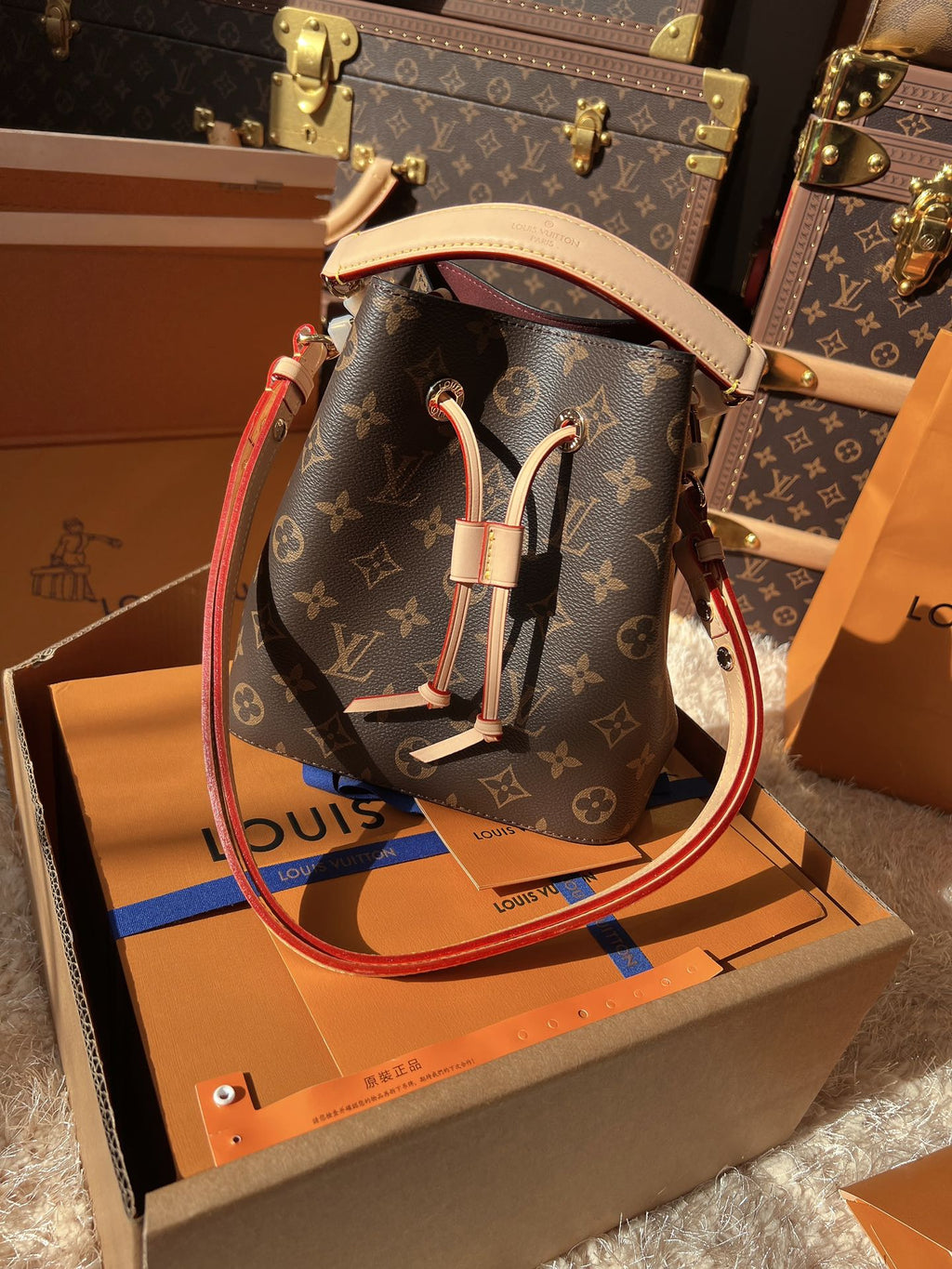 LV NeoNo¨¦ Monogram Canvas Bucket Bag with Leather Trim and Shoulder Strap (20 x 21 x 13) cm