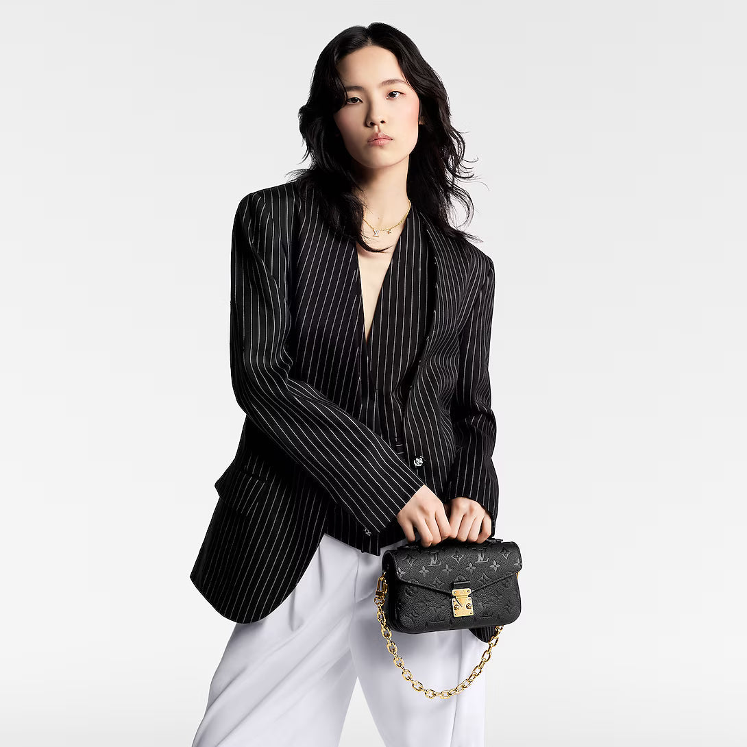 LV Pochette M¨¦tis East West Monogram Canvas Handle Crossbody Bag with Chain Strap and Leather Trim (21.5 x 13.5 x 6) cm
